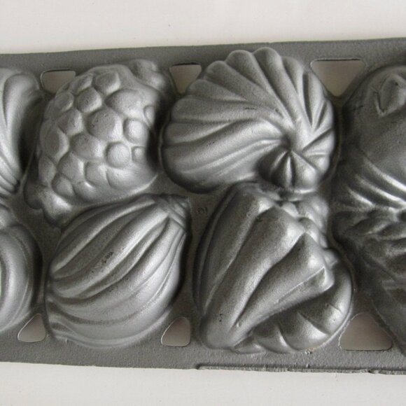 John Wright Cast Iron Sea Shell Baking Cornbread Cake Pan Mold Vintage 1989 USA - Picture 3 of 6